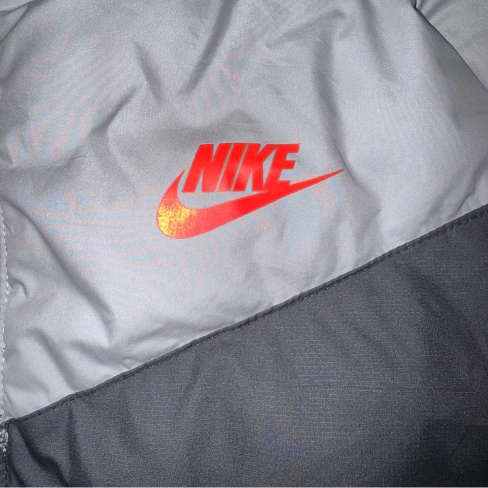 Nike‎ Big Kid Storm-FIT Windrunner hooded puffer jacket in grey black Size XL